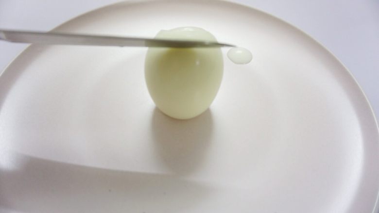 呆萌小黄鸡,先在鸡蛋的这个位置轻轻地斜切下去，下手一定要轻，尽量不要切到蛋黄。