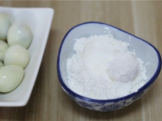 鹌鹑蛋肉丸子,准备少许淀粉，取一枚鹌鹑蛋，在淀粉里滚一圈