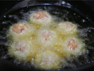 鹌鹑蛋肉丸子,油热至六成热，中小火将丸子炸定型，且表面微微金黄，捞出沥去油份
