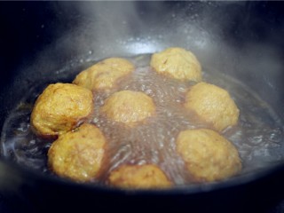 鹌鹑蛋肉丸子,下入丸子，盖上锅盖，中小火炖煮一会儿，至汤汁变少丸子入味