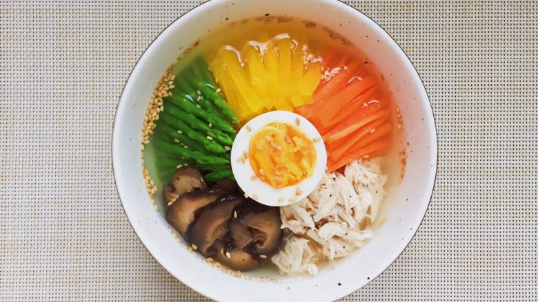 日式鸡汤泡饭,浇上清鸡汤，即可。各种配菜，和鸡汤可以随时添加。
