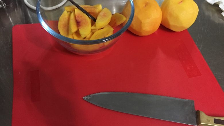 黄桃杏仁塔,先来煮黄桃,黄桃洗净后削皮,去核后切成薄片