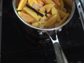 黃桃杏仁塔,鍋中放黃桃片、冰糖還有香草豆莢（香草籽和皮分開）還有適量的水
