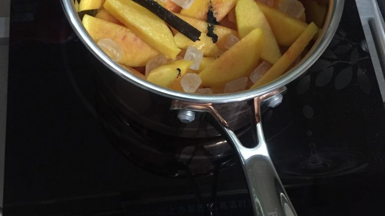 黄桃杏仁塔,锅中放黄桃片、冰糖还有香草豆荚（香草籽和皮分开）还有适量的水