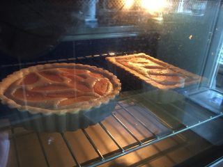 黃桃杏仁塔,放入預熱好的烤箱中上火180度 下火160度烤35-38分鐘