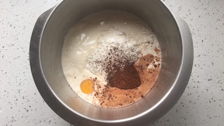 酸奶巧克力豆吐司,将材料中除去黄，盐和巧克力豆以外的材料全部称出来放入盆中，开始揉面