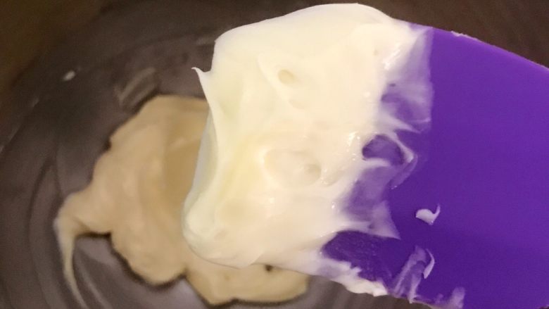 入口即化的网红珍妮同款曲奇,黄油中加入过筛的糖粉，用电动打蛋器中速打至蓬松发白的状态后加入牛奶，香草精，中低速打均匀，状态如图