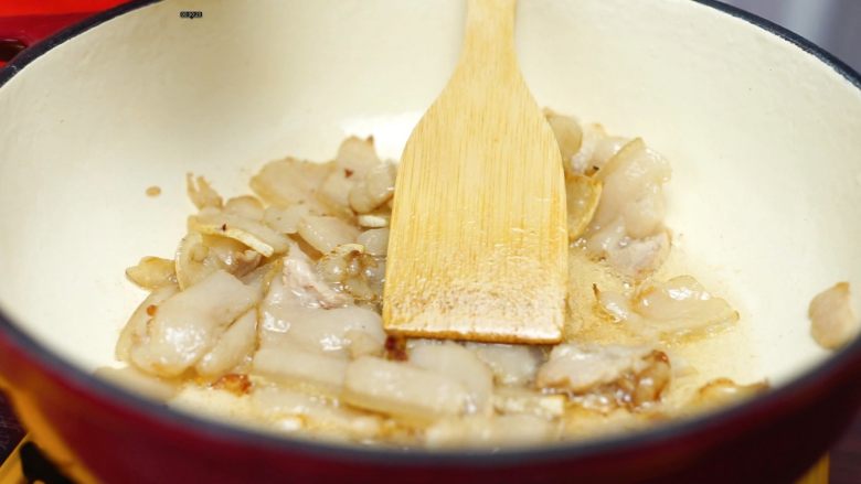 家常的鲜香味道—鲜香松菌汤,煸炒出油