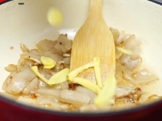 家常的鲜香味道—鲜香松菌汤,放入姜片
