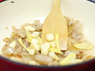 家常的鲜香味道—鲜香松菌汤,放入蒜子