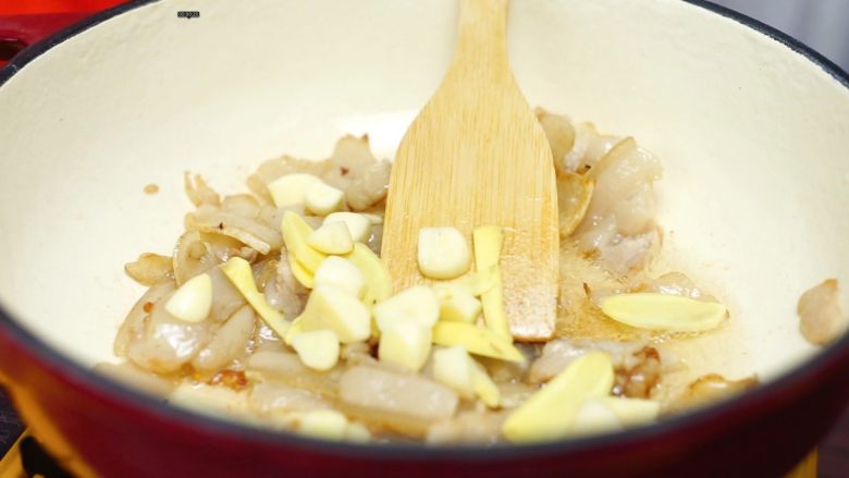家常的鲜香味道—鲜香松菌汤,放入蒜子