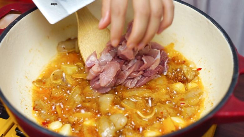 家常的鲜香味道—鲜香松菌汤,放入瘦肉