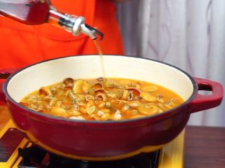 家常的鲜香味道—鲜香松菌汤,加入适量料酒