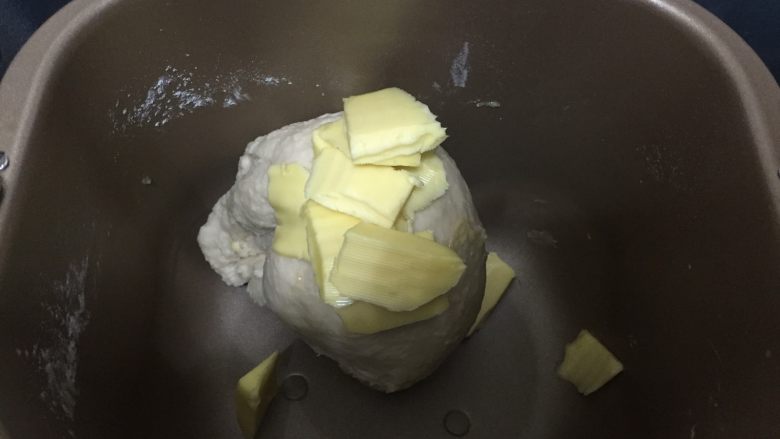 福气小餐包 直接法,揉面后加入软化室温的黄油，再揉面20分钟至面团吸收黄油