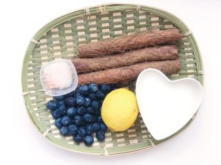 蓝莓果酱/蓝莓山药,食材准备：山药100克 蓝莓50克 柠檬1个 白砂糖10克 配方奶100ml