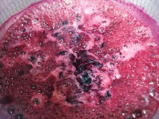 蓝莓果酱/蓝莓山药,汤汁颜色变深 这时候用勺子不停的搅拌 直至浓稠为止