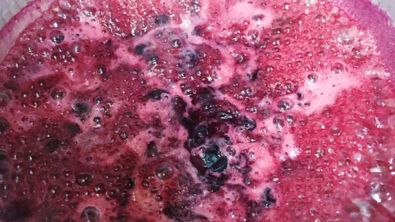 蓝莓果酱/蓝莓山药,汤汁颜色变深 这时候用勺子不停的搅拌 直至浓稠为止