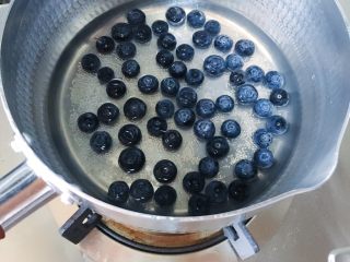 蓝莓果酱/蓝莓山药,蒸山药期间 可以开始熬蓝莓酱 另取一锅倒入200ml的清水放入洗干净的蓝莓
