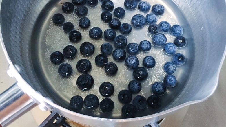 蓝莓果酱/蓝莓山药,蒸山药期间 可以开始熬蓝莓酱 另取一锅倒入200ml的清水放入洗干净的蓝莓