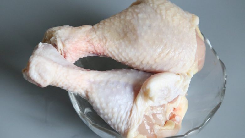 子姜鸡,浸泡冲水洗净，去除表面杂质及血水。