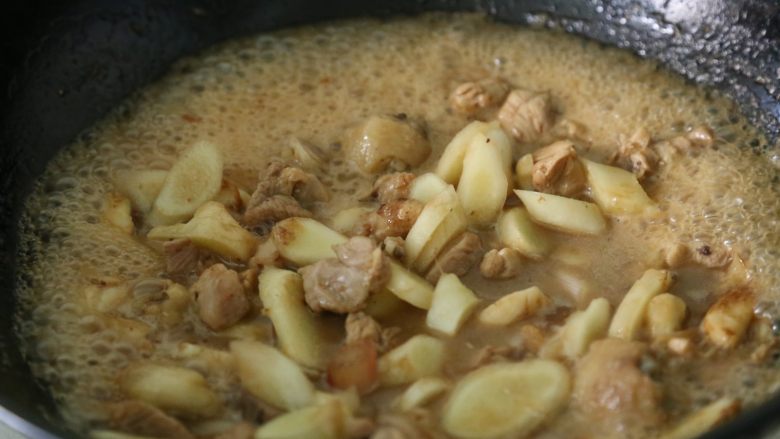 子姜鸡,机械熬煮，待锅中汤汁减少1/2。