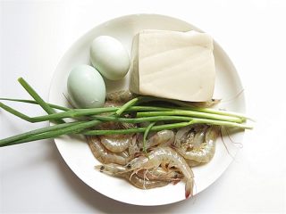 咸蛋黄虾仁豆腐,准备好需要用的食材