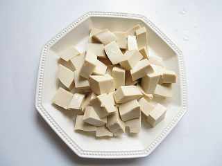 咸蛋黄虾仁豆腐,嫩豆腐打成均匀大小的方块