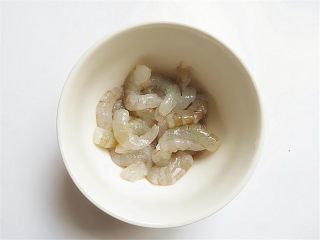 咸蛋黄虾仁豆腐,基围虾剥去外壳清洗干净，也可以加点盐腌渍下
