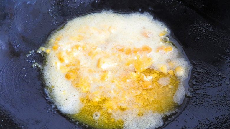 咸蛋黄虾仁豆腐,热锅注入油，将蛋黄倒入翻炒