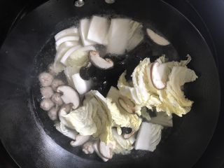 肉圆香菇白菜汤,煮开后放入娃娃菜，香菇，木耳