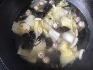 肉圆香菇白菜汤,煮到菜熟了就行了，大概三四分钟，加入适量盐后出锅，盐的多少根据自己的口味来。