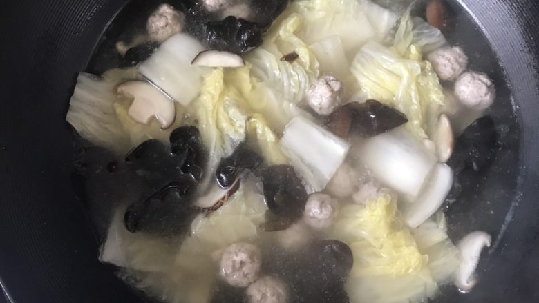 肉圆香菇白菜汤,煮到菜熟了就行了，大概三四分钟，加入适量盐后出锅，盐的多少根据自己的口味来。