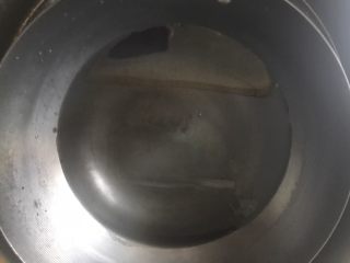肉圆香菇白菜汤,锅里上冷水
