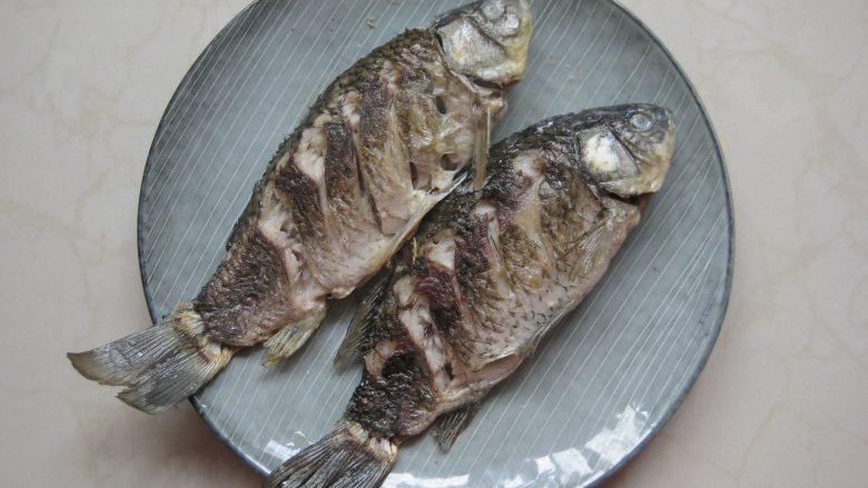 川香豆瓣鱼 ：超级美味的下饭神器,中大火煎至鲫鱼表面定型，翻面后继续煎至鱼皮定型，将鱼盛出备用。