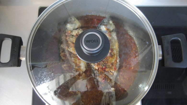 川香豆瓣鱼 ：超级美味的下饭神器,放入鱼，盖上盖子小火焖煮约10-15分钟，其间给鱼翻面。