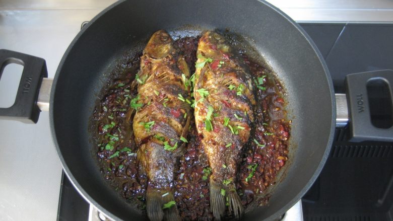 川香豆瓣鱼 ：超级美味的下饭神器,然后大火收汁，关火，出锅前撒适量香菜末即可。