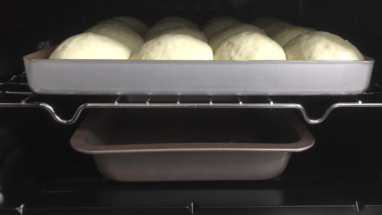 养乐多奶油小面包,放入烤箱发酵，底下放一盆热<a style='color:red;display:inline-block;' href='/shicai/ 156925'>水</a>，盖上烤箱门，不用开启烤箱，制造一个温暖湿润的环境即可。