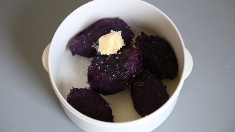 低脂健康 紫薯月饼 ,放入<a style='color:red;display:inline-block;' href='/shicai/ 887'>黄油</a>，将起到将偏干质地的紫薯润滑、调节口感的作用。