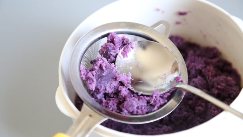 低脂健康 紫薯月饼 ,拿一个网筛，和勺子，将紫薯以按压的方式过筛。