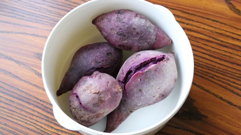 低脂健康 紫薯月饼 ,紫薯出锅，稍微晾到不烫手即可。