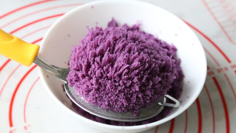低脂健康 紫薯月饼 ,过筛后的紫薯，质地细腻。
