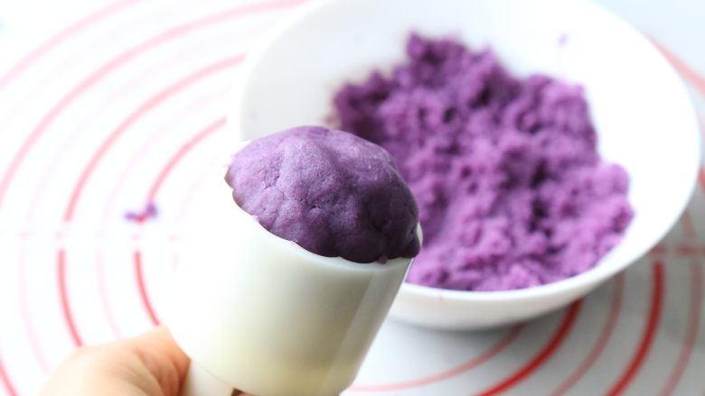 低脂健康 紫薯月饼 ,将过筛后的紫薯团成65克的小团，放入月饼模具中，按压后即可成形。
月饼模具可以提前刷油或者撒入熟粉。