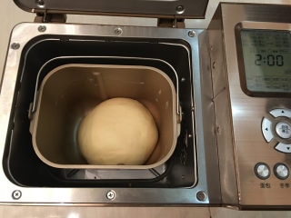 火腿肠辫子面包,30分钟后面团发酵为原来面团2倍大左右。