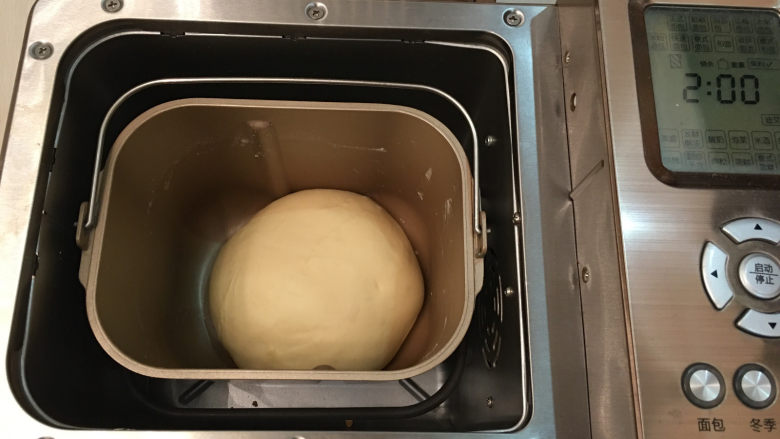 火腿肠辫子面包,30分钟后面团发酵为原来面团2倍大左右。