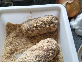 孔雀开屏,放入面包糠中。我的是老面包放干了自己做的面包糠哦。