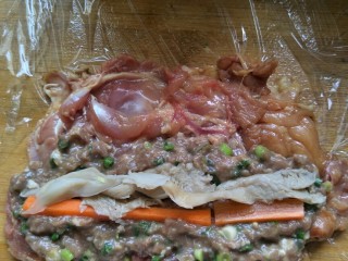 孔雀开屏,放肉馅在即腿上3分之2处，然后放胡萝卜，平菇。