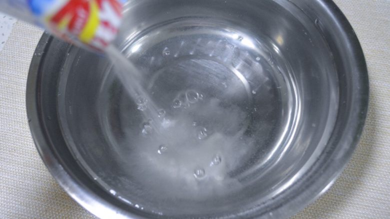 香爽红糖冰粉,然后将冰粉粉倒入开水里面，这里最好一边倒冰粉粉一边搅拌！