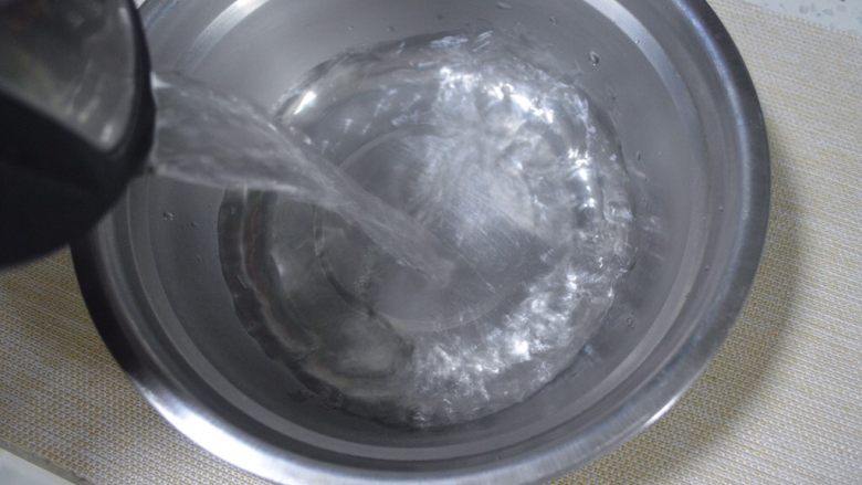 香爽红糖冰粉,将85度以上的3000克开水倒入容器里面。（我这里用的不锈钢容器方便等一会降温）
