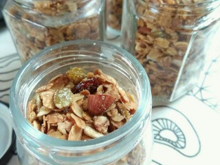 Granola格拉诺拉麦片,也可以放入小罐，密封保存可以保证6周之内都是保持脆脆的口感。