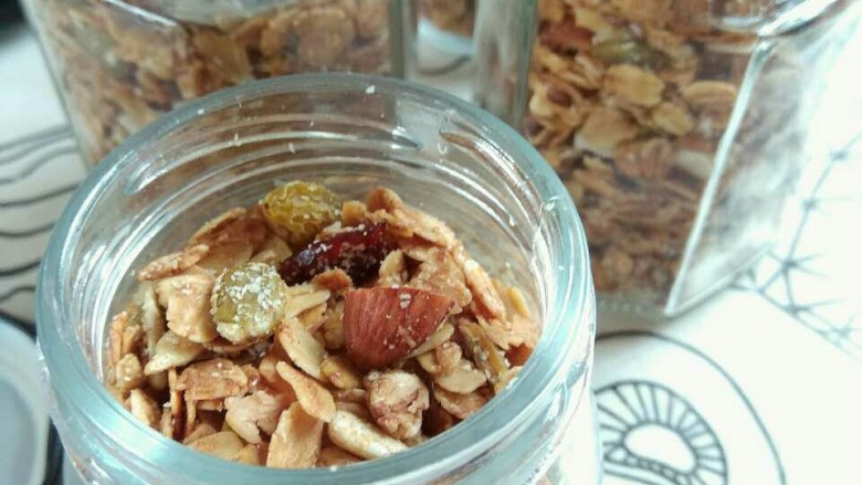 Granola格拉诺拉麦片,也可以放入小罐，密封保存可以保证6周之内都是保持脆脆的口感。
